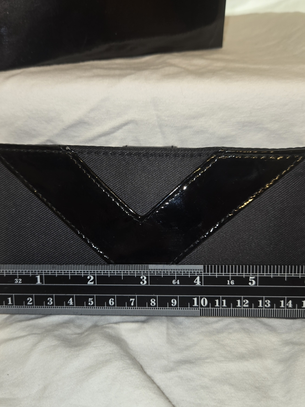 Yves Saint Laurent Black Makeup Brush Set + Bookmark With Charms - Picture 6 of 10